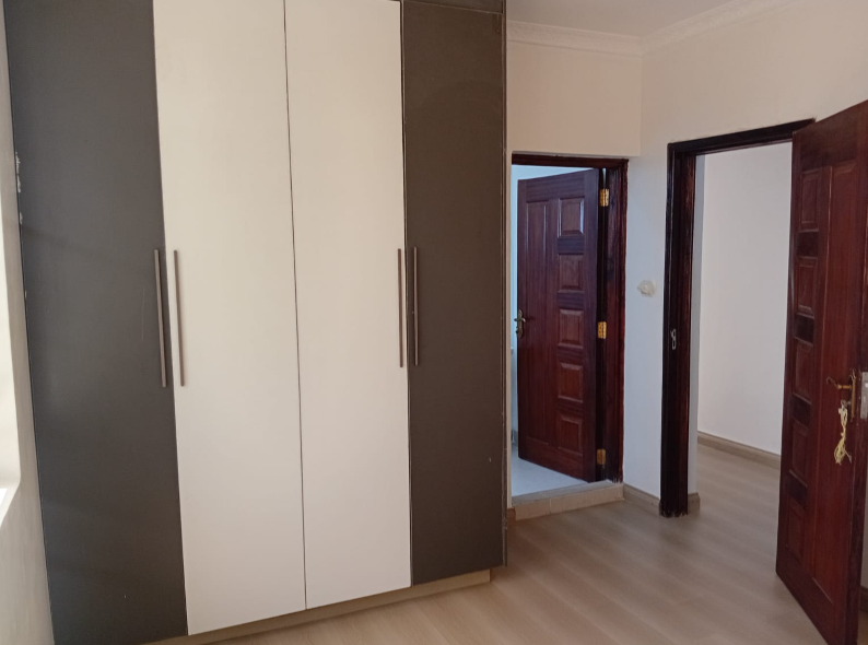 Spacious 4 Bedroom Apartment with DSQ in Witeithie