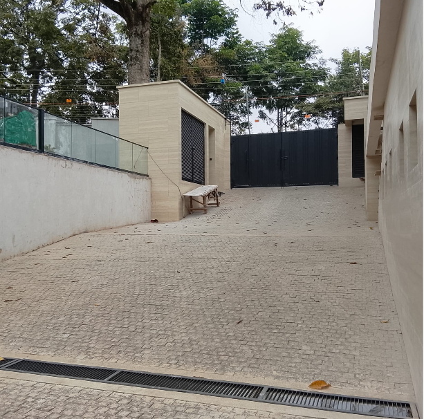 Grand 9 Bedroom Villa in Lavington, Apple Cross Road.