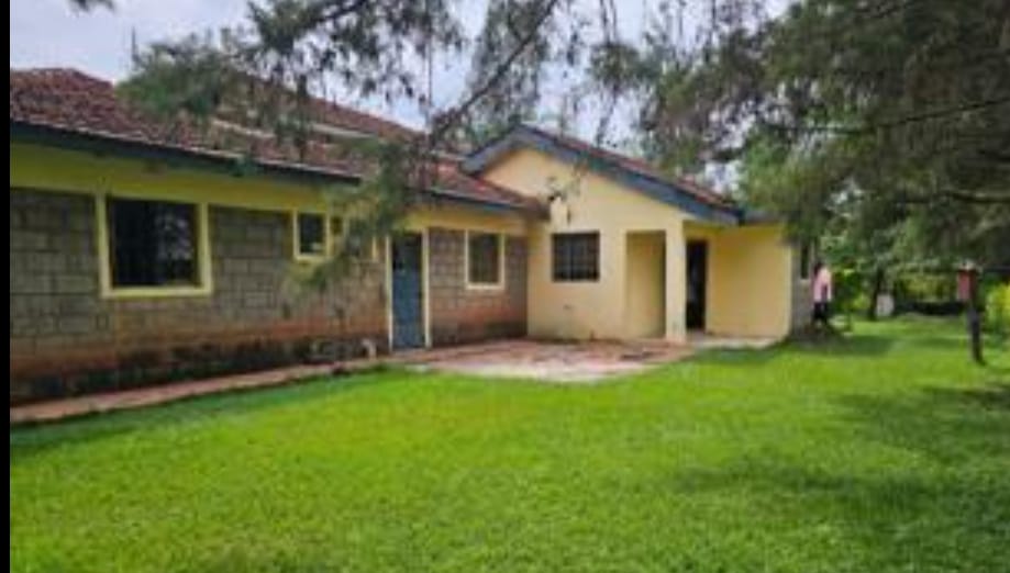 EXQUISITE 5 BEDROOM HOUSE.  AND TWO 3 BEDROOM GUEST HOUSE FOR SALE IN RIDGEWAYS.